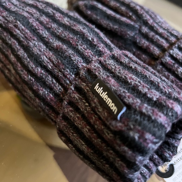 Lululemon Textured Fleece-Lined Knit Mittens - Picture 4 of 11